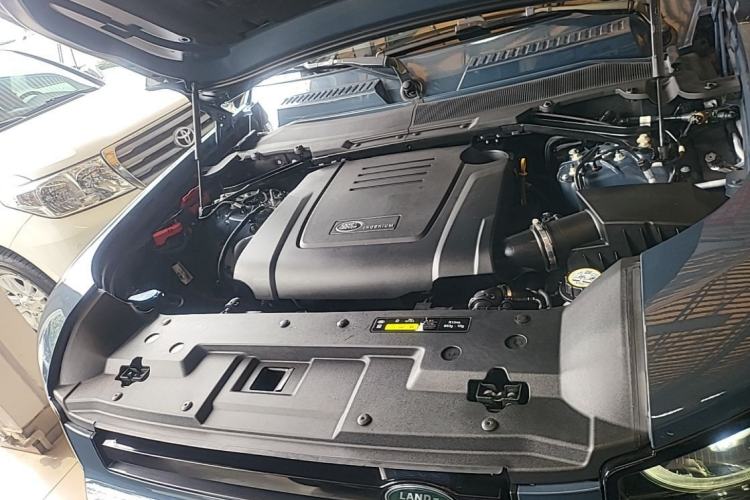 Used Land Rover Defender 2022 90 2.0T P300 X-DYNAMIC HSE Engine Bay