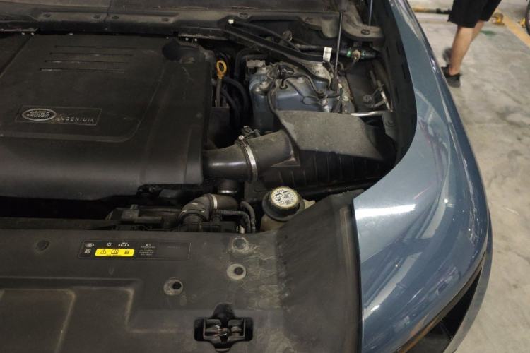 Used Land Rover Defender 2022 90 2.0T P300 SE Engine Bay Left
