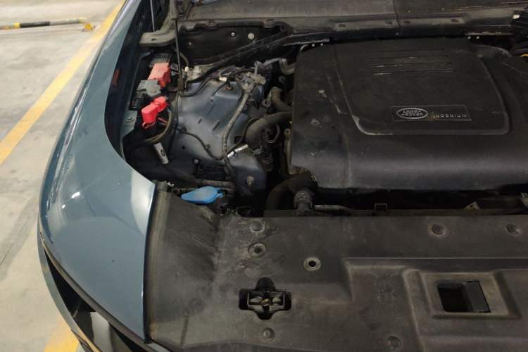 Used Land Rover Defender 2022 90 2.0T P300 SE Engine Bay Right