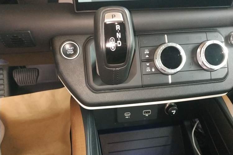Used Land Rover Defender 2022 90 2.0T P300 X-DYNAMIC HSE Gear Lever