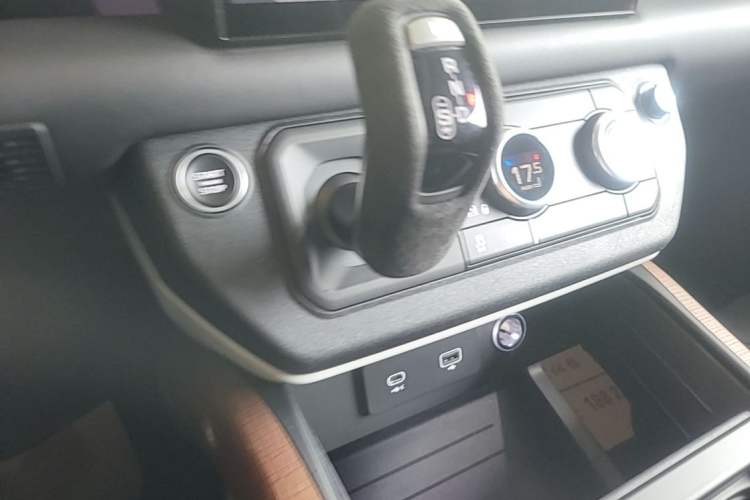 Used Land Rover Defender 2022 90 2.0T P300 X-DYNAMIC HSE Gear Lever