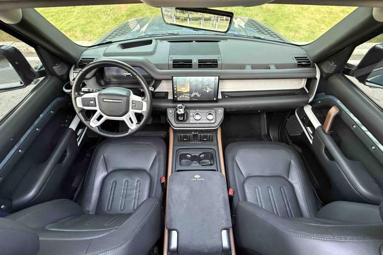 Used Land Rover Defender 2022 90 2.0T P300 X-DYNAMIC HSE Interior 2