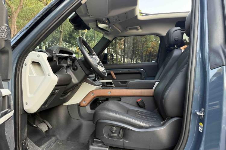 Used Land Rover Defender 2022 90 2.0T P300 X-DYNAMIC HSE Interior 3
