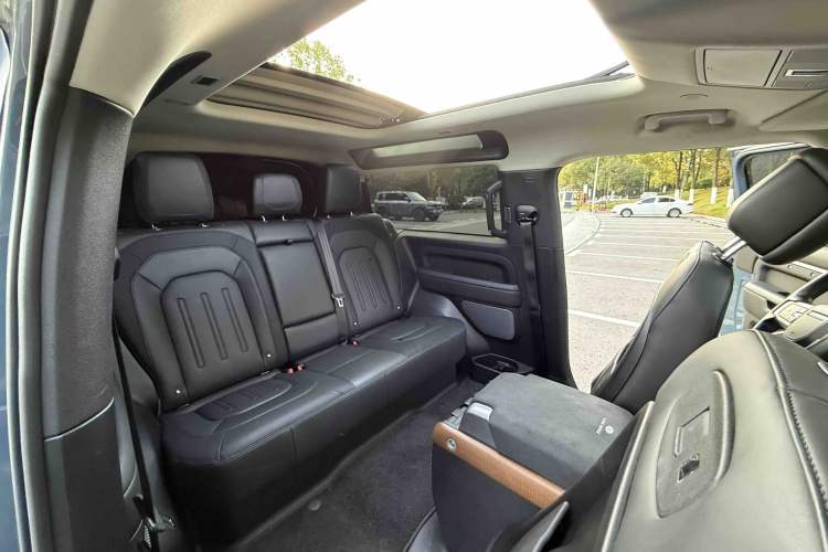Used Land Rover Defender 2022 90 2.0T P300 X-DYNAMIC HSE Interior 4