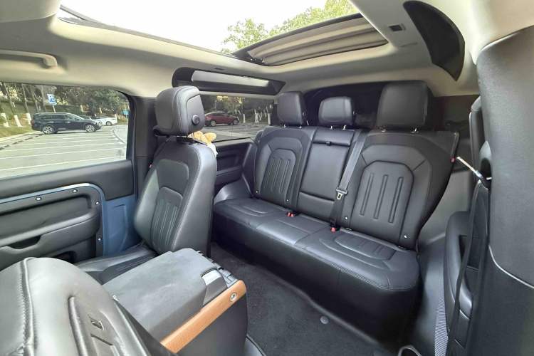 Used Land Rover Defender 2022 90 2.0T P300 X-DYNAMIC HSE Interior 5
