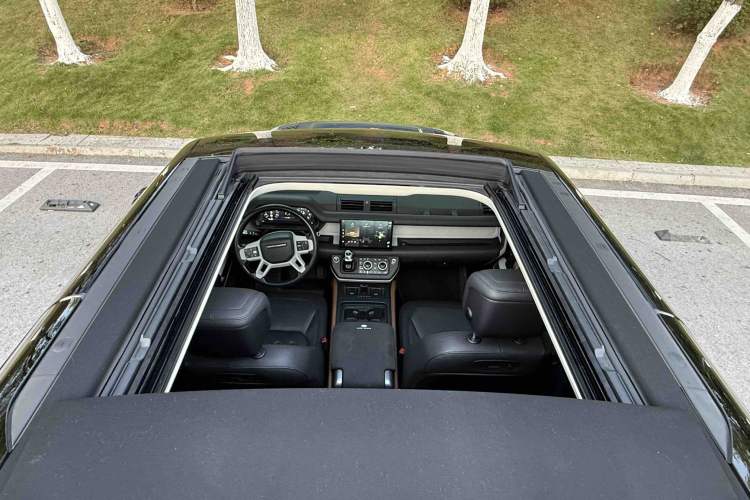 Used Land Rover Defender 2022 90 2.0T P300 X-DYNAMIC HSE Interior 6