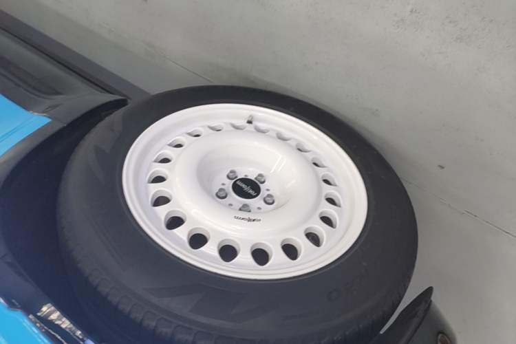 Used Land Rover Defender 2022 90 3.0T P400 XS Left Front Wheel Hub
