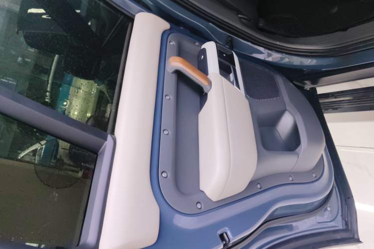 Used Land Rover Defender 2022 110 P400 X-DYNAMIC HSE Left Rear Door Interior