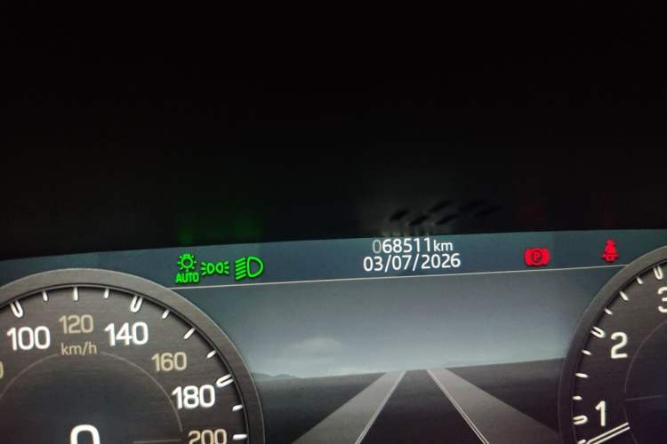 Used Land Rover Defender 2022 90 2.0T P300 SE Odometer Close Up