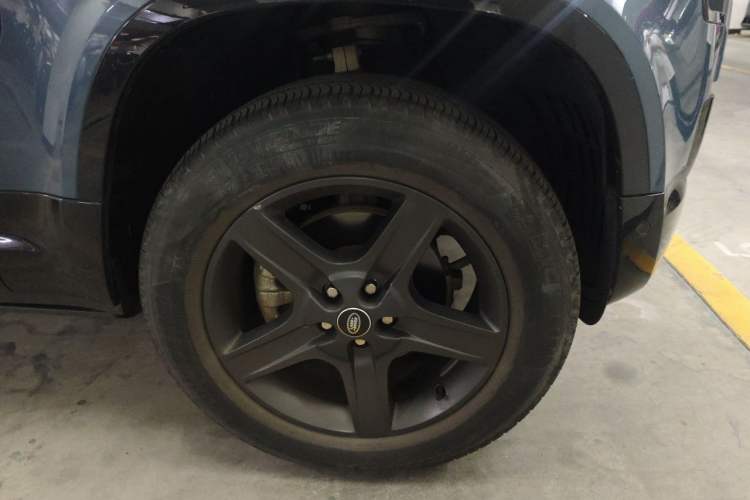 Used Land Rover Defender 2022 90 2.0T P300 SE Right Front Wheel Hub