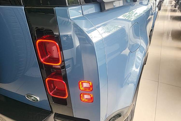 Used Land Rover Defender 2022 90 2.0T P300 X-DYNAMIC HSE Right Rear Taillight