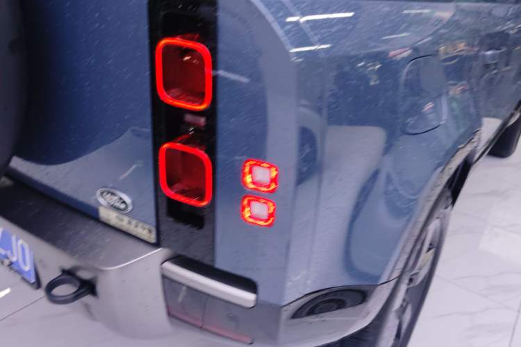Used Land Rover Defender 2022 110 P400 X-DYNAMIC HSE Right Rear Taillight