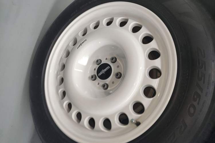 Used Land Rover Defender 2022 90 3.0T P400 XS Right Rear Wheel Hub
