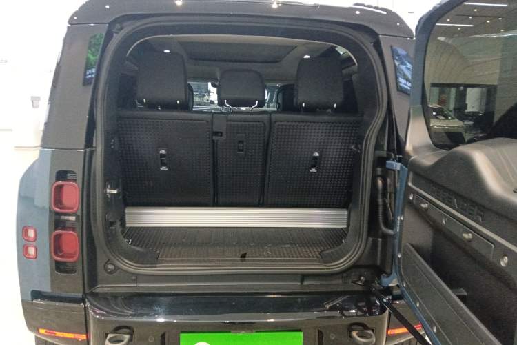 Used Land Rover Defender 2022 90 2.0T P300 X-DYNAMIC HSE Trunk