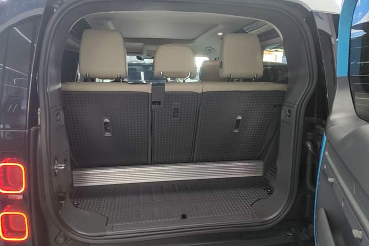 Used Land Rover Defender 2022 90 3.0T P400 XS Trunk