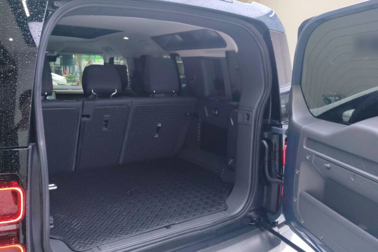 Used Land Rover Defender 2022 110 P400 X-DYNAMIC HSE Trunk
