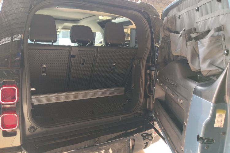 Used Land Rover Defender 2022 90 2.0T P300 X-DYNAMIC HSE Trunk