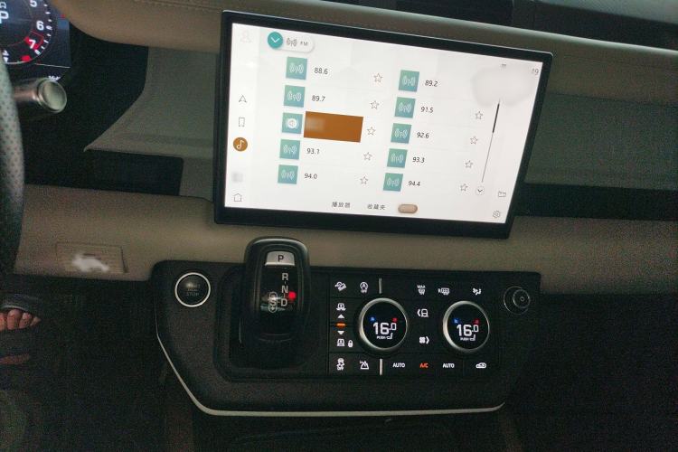 Used Land Rover Defender 2022 110 P400 X-DYNAMIC HSE Audio And AC Panel