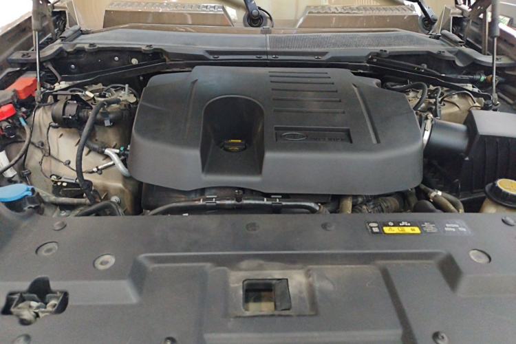 Used Land Rover Defender 2022 90 3.0T P400 XS Engine Bay