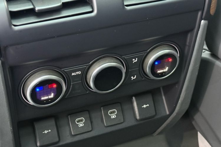 Used Land Rover Defender 2022 110 P400 X-DYNAMIC HSE Interior 1