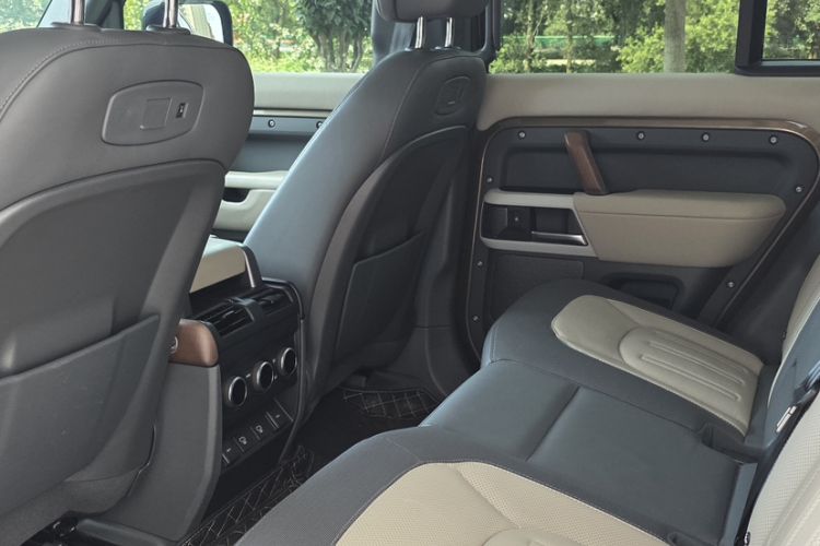 Used Land Rover Defender 2022 110 P400 X-DYNAMIC HSE Interior 2