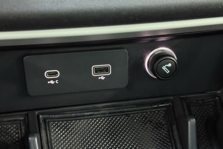 Used Land Rover Defender 2022 110 P400 X-DYNAMIC HSE Interior 9