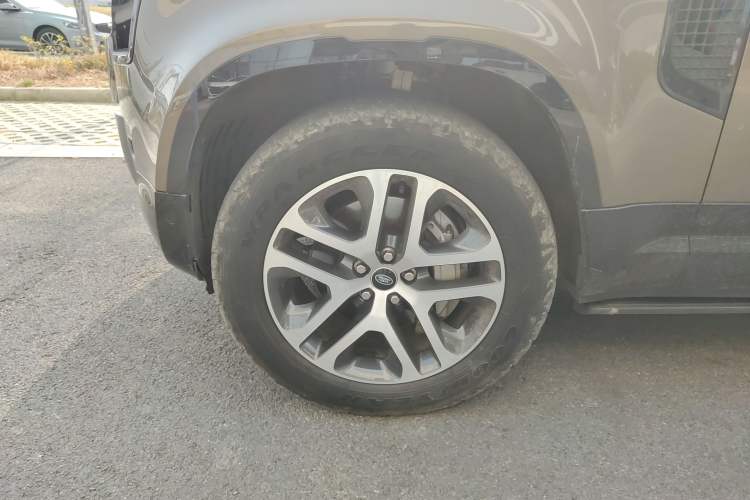 Used Land Rover Defender 2022 110 P400 X Left Front Wheel Hub