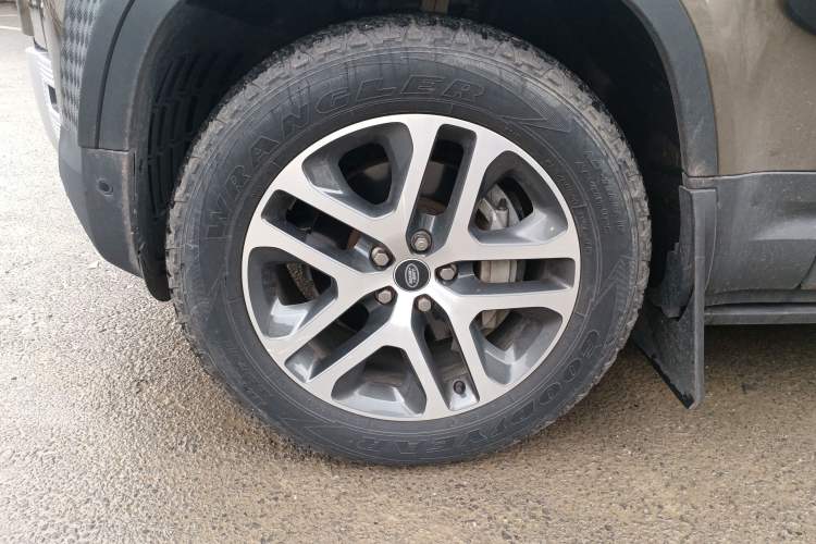 Used Land Rover Defender 2022 110 P400 X-DYNAMIC HSE Left Front Wheel Hub