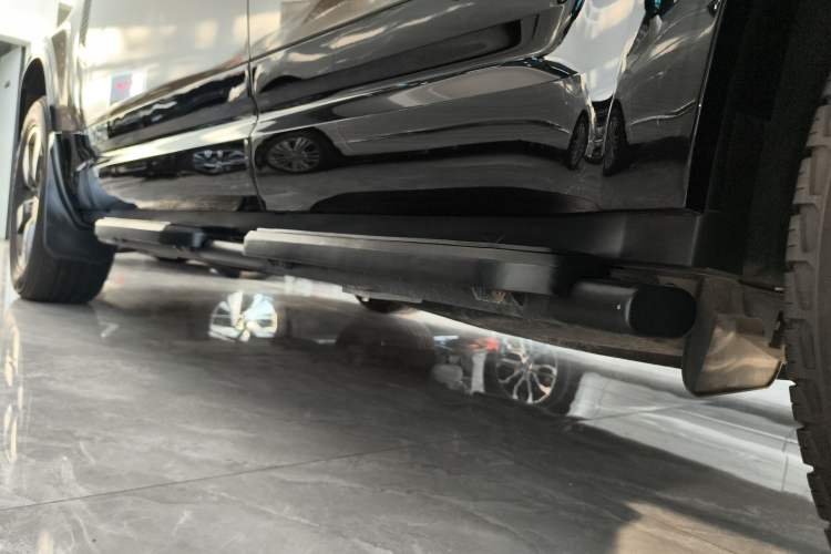 Used Land Rover Defender 2022 110 P400 X-DYNAMIC HSE Left Side Sill