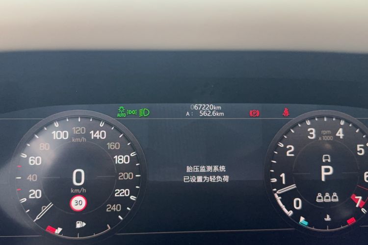 Used Land Rover Defender 2022 110 P400 X-DYNAMIC HSE Odometer Close Up