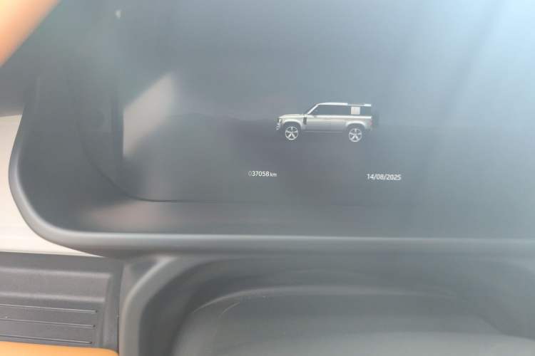 Used Land Rover Defender 2022 110 P400 X-DYNAMIC HSE Odometer Close Up