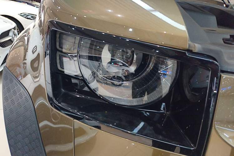 Used Land Rover Defender 2022 90 3.0T P400 XS Right Front Headlight