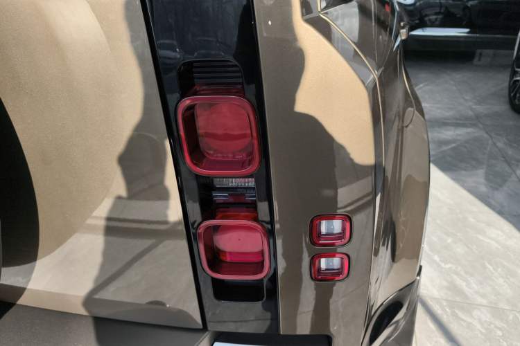 Used Land Rover Defender 2022 110 P400 X-DYNAMIC HSE Right Rear Taillight