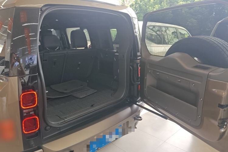Used Land Rover Defender 2022 110 P400 X-DYNAMIC HSE Trunk