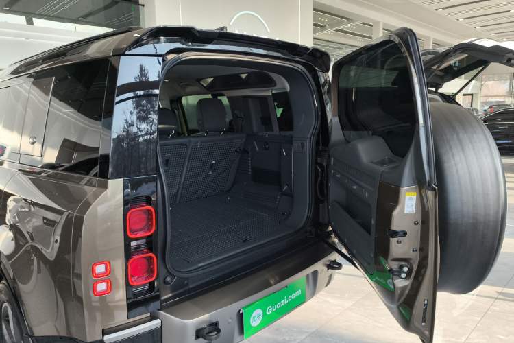Used Land Rover Defender 2022 110 P400 X-DYNAMIC HSE Trunk