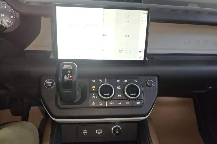 Used Land Rover Defender 2022 110 P400 X-DYNAMIC HSE Audio And AC Panel