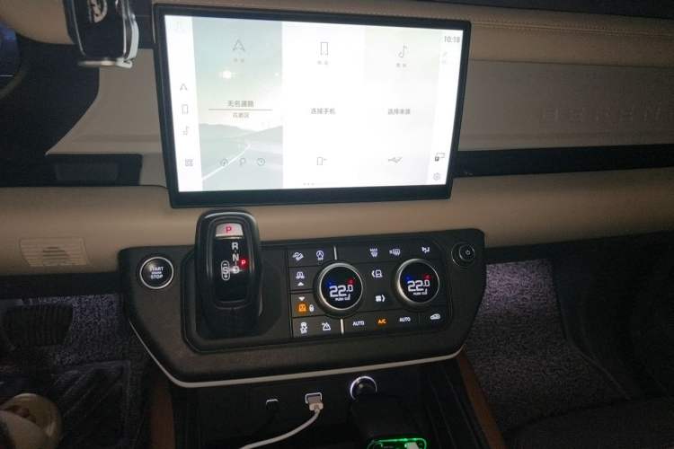 Used Land Rover Defender 2022 110 P400 X-DYNAMIC HSE Audio And AC Panel