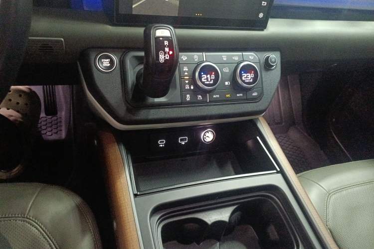 Used Land Rover Defender 2022 110 P400 Dark Edition Gear Lever