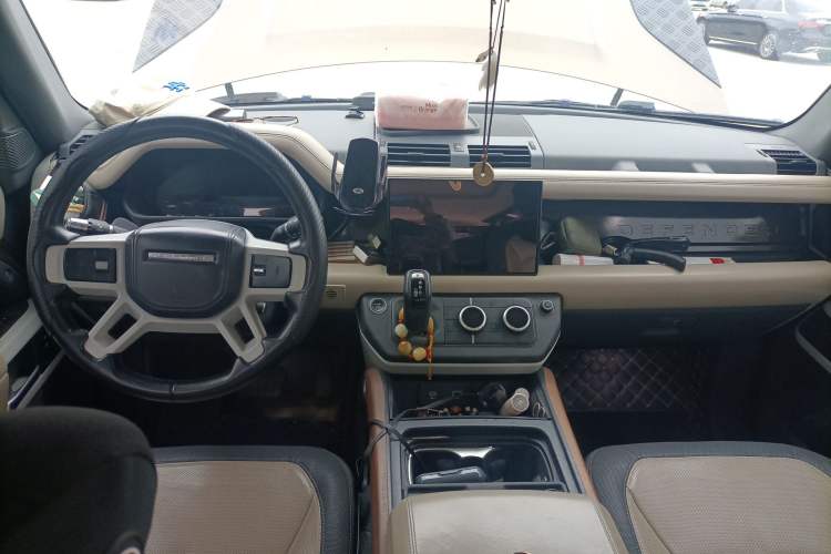 Used Land Rover Defender 2022 110 P400 X-DYNAMIC HSE Interior 2