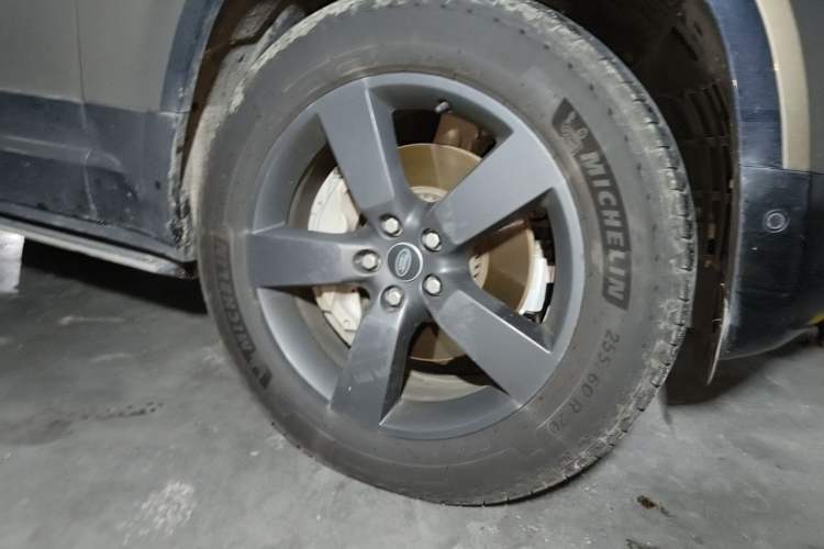 Used Land Rover Defender 2022 110 P400 X-DYNAMIC HSE Right Front Wheel Hub