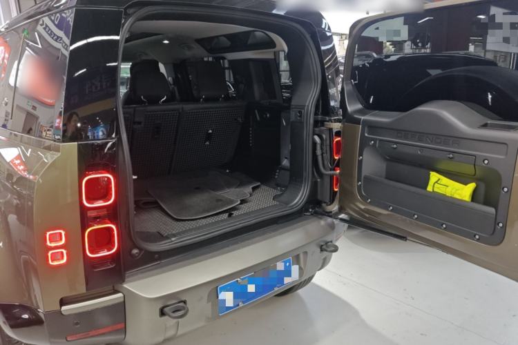 Used Land Rover Defender 2022 110 P400 X-DYNAMIC HSE Trunk