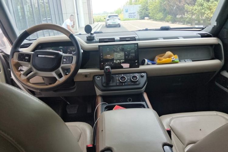 Used Land Rover Defender 2022 110 P400 Dark Edition Center Console