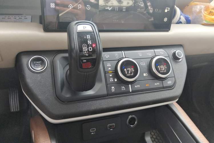 Used Land Rover Defender 2022 110 P400 Dark Edition Gear Lever
