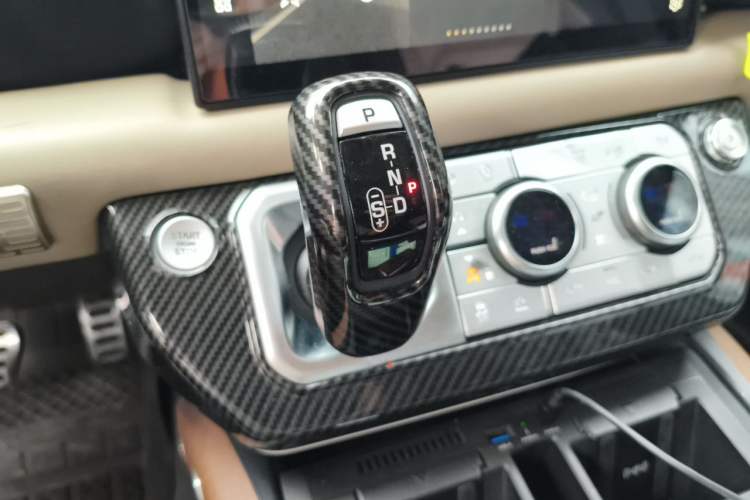 Used Land Rover Defender 2022 110 P400 X-DYNAMIC HSE Gear Lever