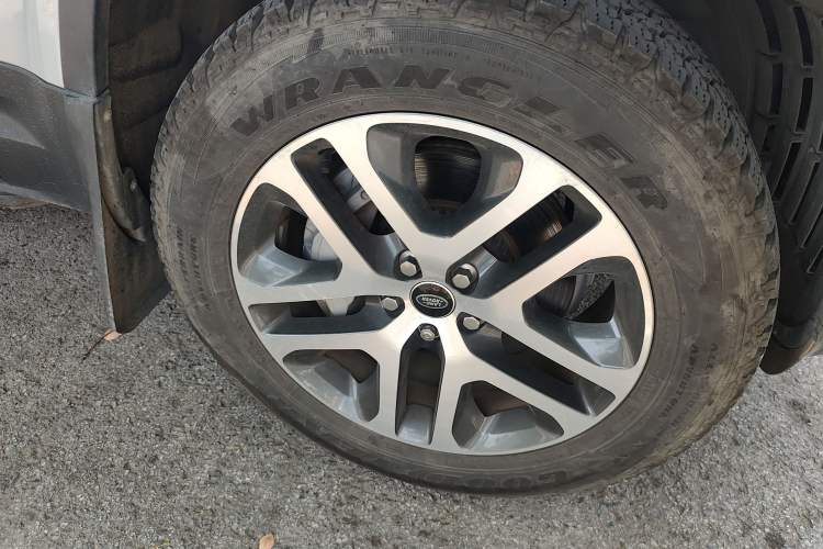 Used Land Rover Defender  Right Front Wheel Hub