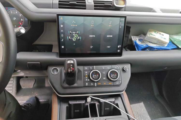 Used Land Rover Defender 2022 110 P400 X-DYNAMIC HSE Audio And AC Panel