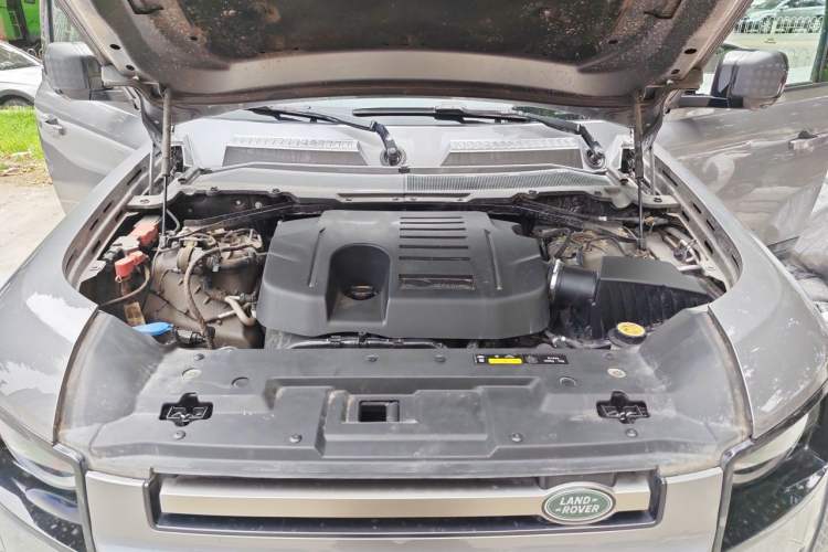 Used Land Rover Defender 2022 110 P400 X-DYNAMIC HSE Engine Bay