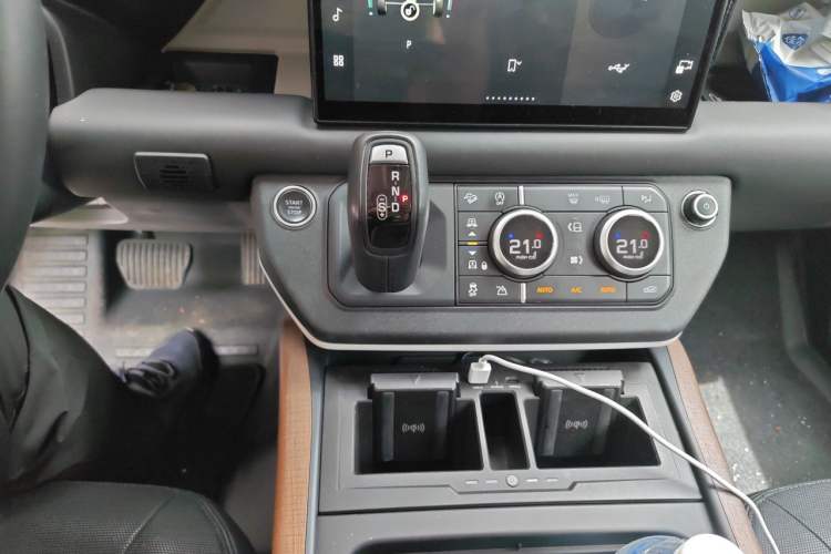 Used Land Rover Defender 2022 110 P400 X-DYNAMIC HSE Gear Lever