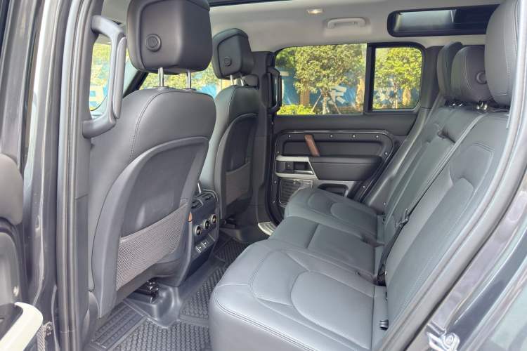 Used Land Rover Defender 2022 110 P400 Dark Edition Interior 5
