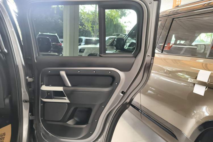Used Land Rover Defender 2022 110 P400 X-DYNAMIC HSE Interior 6